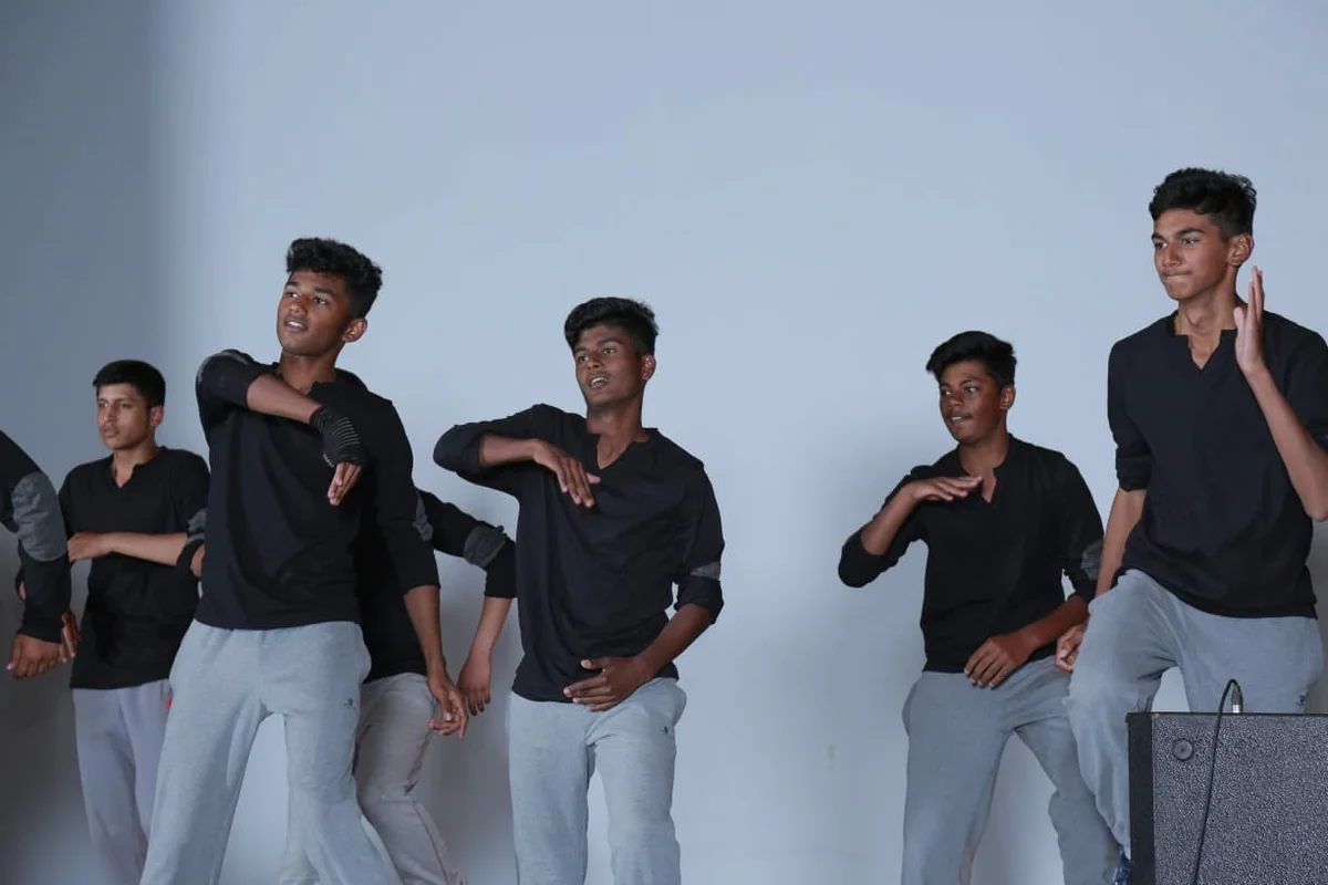 Vidhoo's dance group on stage